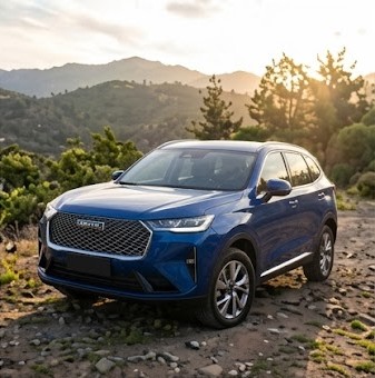SUV azul en un camino de tierra con cerros al fondo