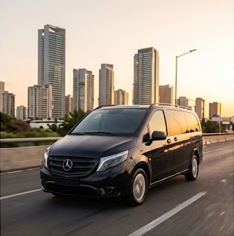 Van Mercedes-Benz negra en autopista al atardecer